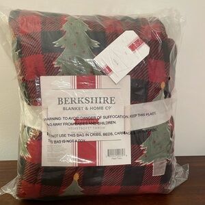 BRAND NEW BERKSHIRE CHRISTMAS THROW